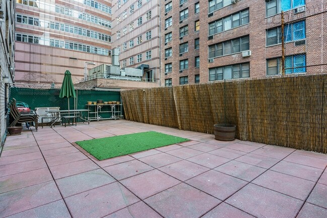 Building Photo - 211 E 53rd St