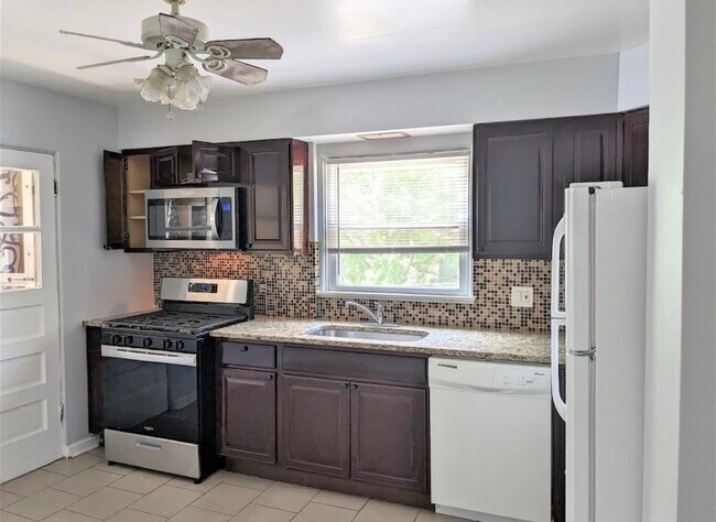 Foto del edificio - 5544 N Campbell Ave