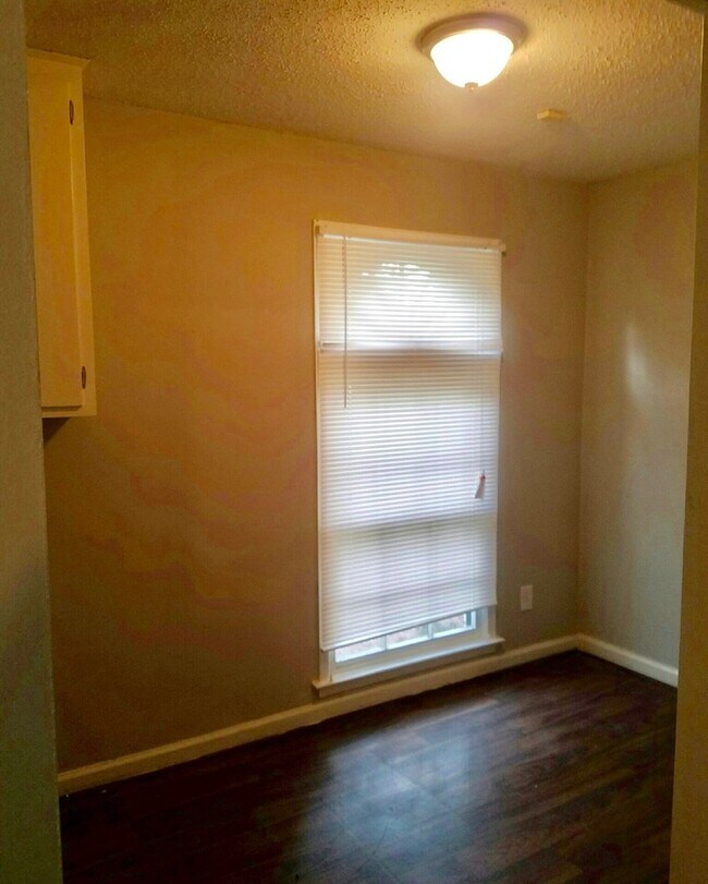 Foto del edificio - 4018 Strathmore Dr