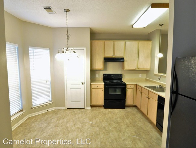Building Photo - 140-144 Pine Meadows Cir