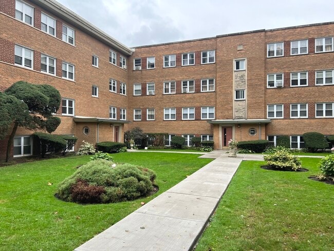 Building Photo - 2431 W Lunt Ave