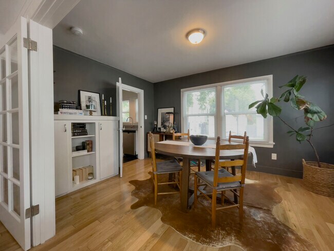Building Photo - 1256 N Poinsettia Pl