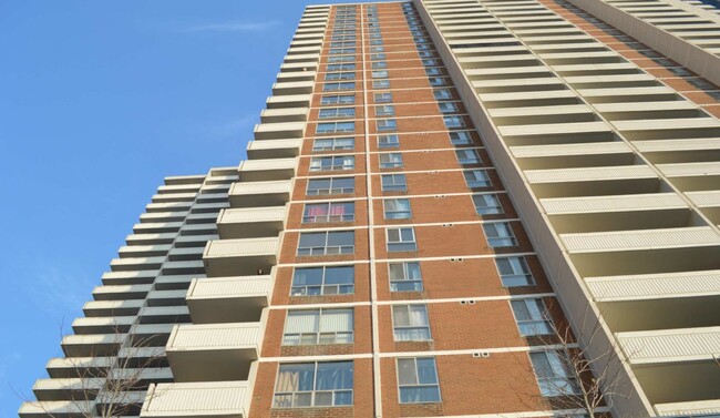 Building Photo - 565 Sherbourne St