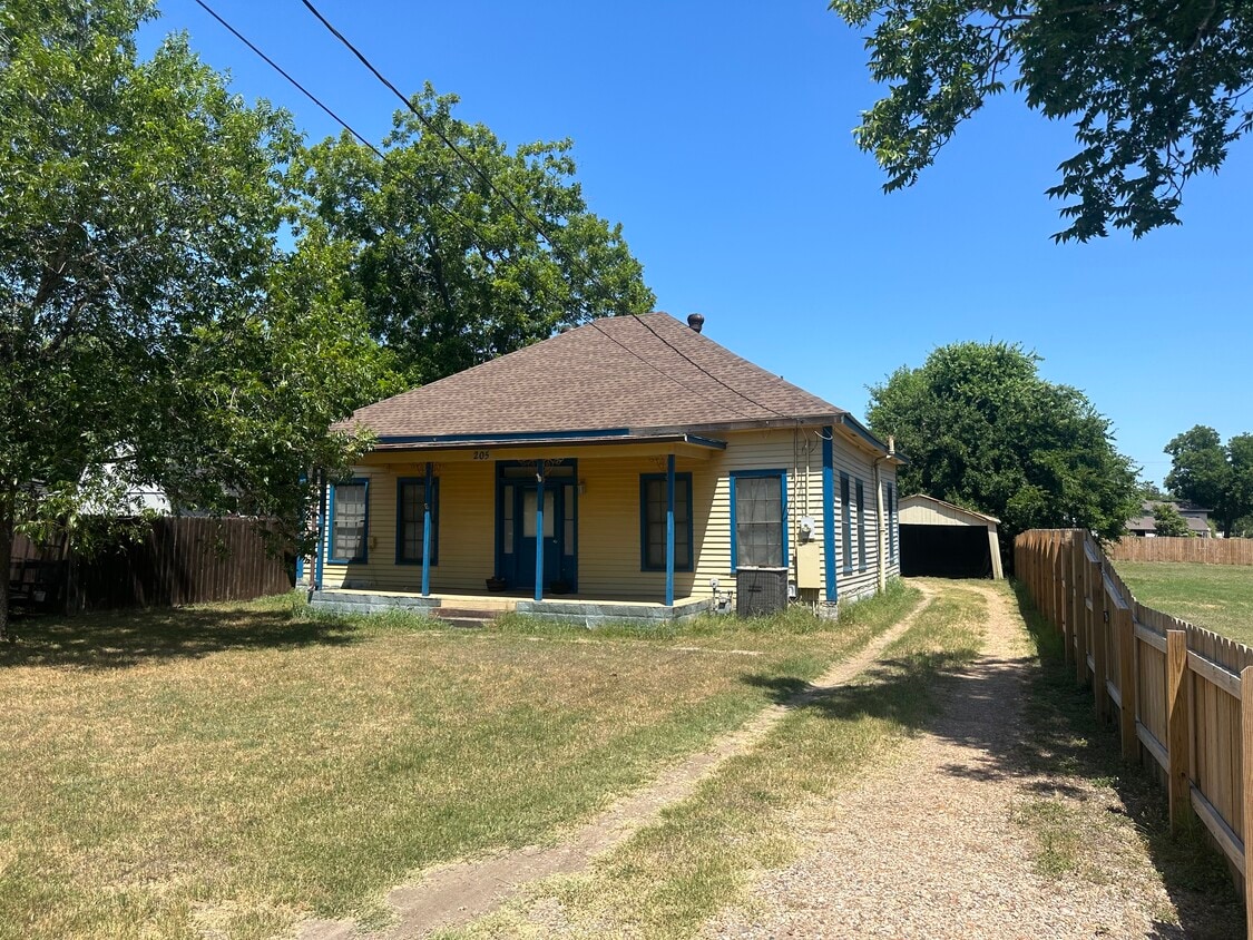 Primary Photo - 205 Henry St
