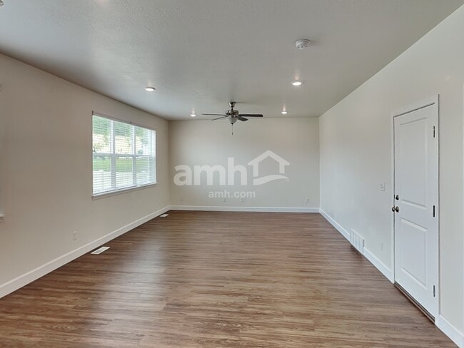 Building Photo - 3003 E S Village Dr