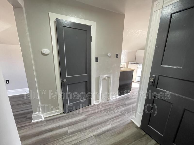 427 2nd St, Pitcairn, PA 15140 Condo for Rent in Pitcairn, PA