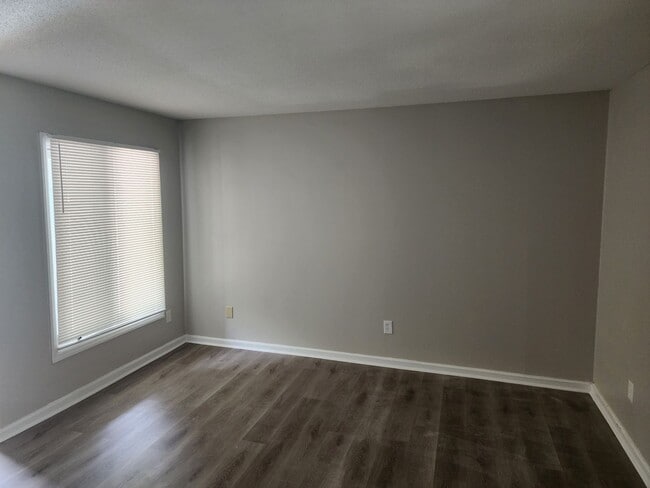 Building Photo - 2021 Harvest Lane Unit #28