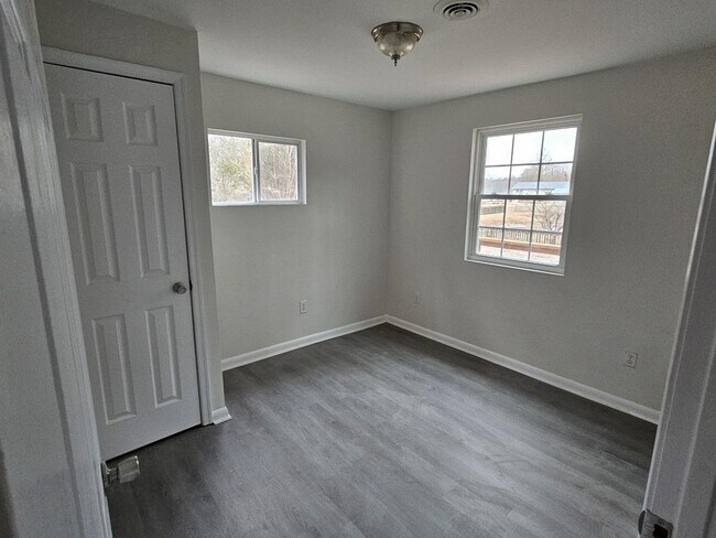 Foto del edificio - Charming Cottage with Lake View!