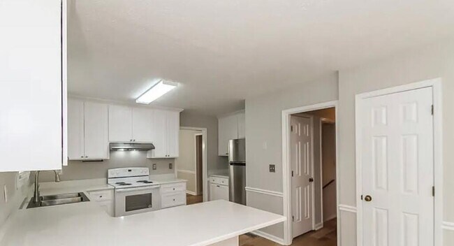 Foto del edificio - 6320 Hillcrest Way