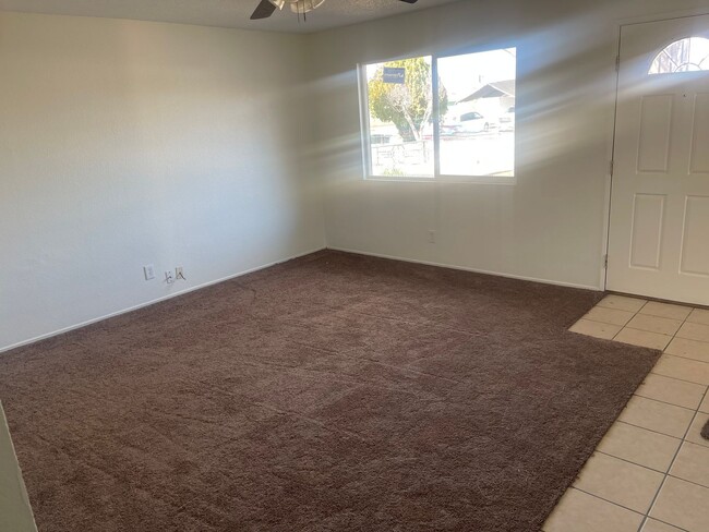 Building Photo - 3 Bedroom/ 2 Bath fully updated with indoo...