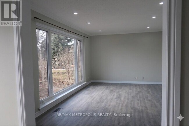Photo du bâtiment - 853 Douglas Ave