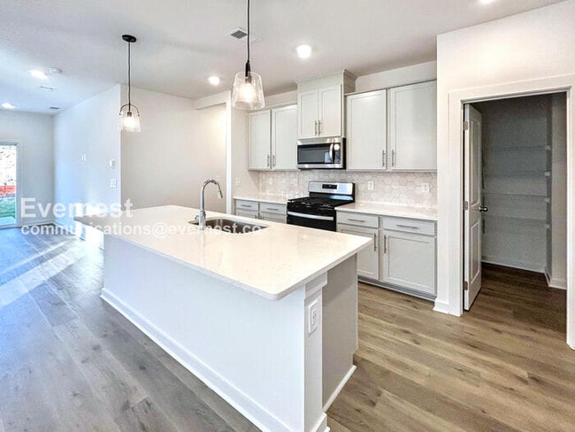 Foto del edificio - 649 Whitetail Ct