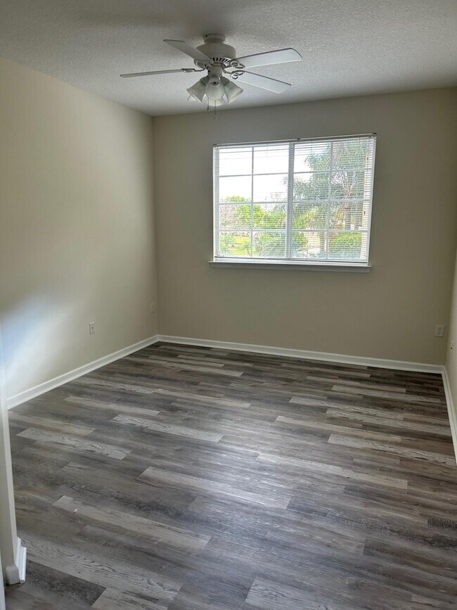 Foto del edificio - 9825 Baywinds Blvd