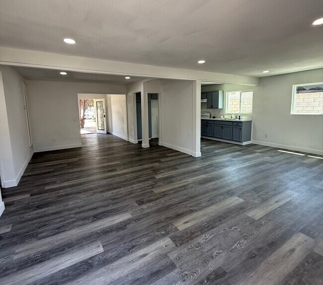 Foto del edificio - 5678 Surrey Ln