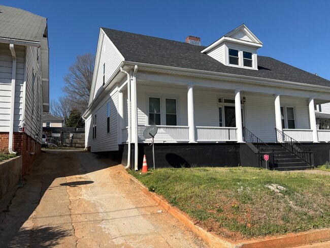 Huge 3 bedroom 2 full bath - 1328 Shepherd St