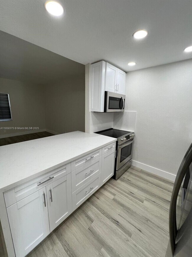 Foto del edificio - 2665 Middle River Dr