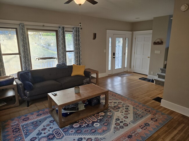 front entry/living room - 407 N Arsenal Ave