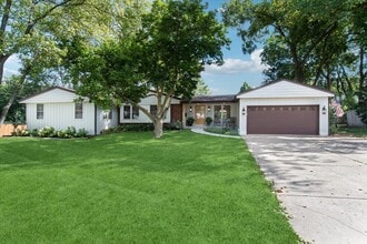 Building Photo - 905 Aurora Way