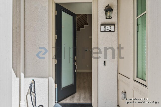 Building Photo - 842 Anson Ln