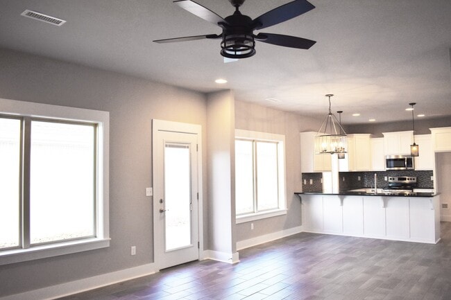 Photo - Luxurious 4 Bedroom, 3.5 Bathroom Home In Fayetteville, AR