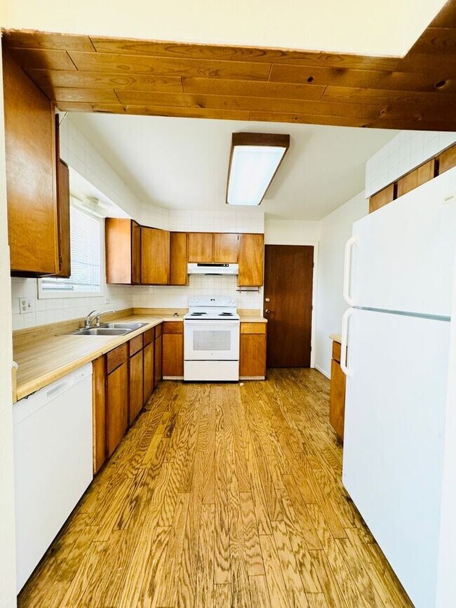 Foto del edificio - 3 Bedroom 2 Bath Tri-Level Home with 2 car...