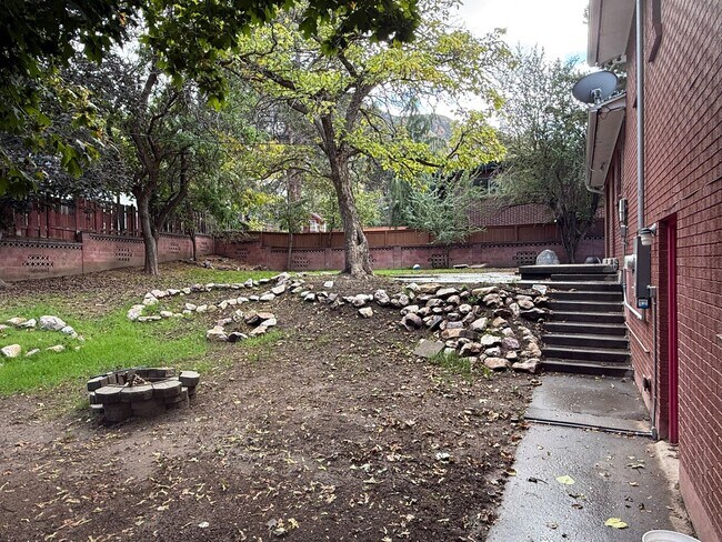 Foto del edificio - 5 Bedroom Home; Millcreek; 2800 sq ft; Large Fenced Yard