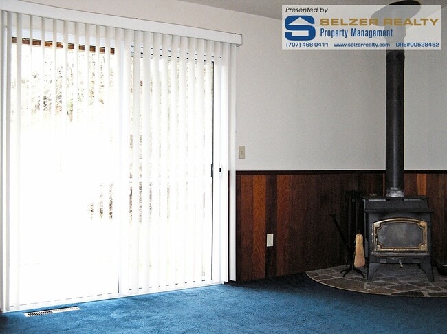 Building Photo - Roomy & nicely equipped 3 bd. home on a co...