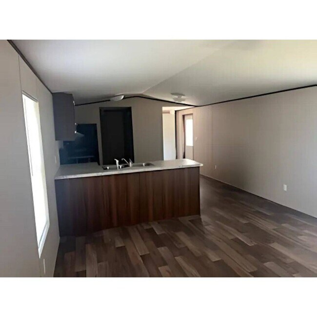 Foto del edificio - 1085 Spring Bay Rd