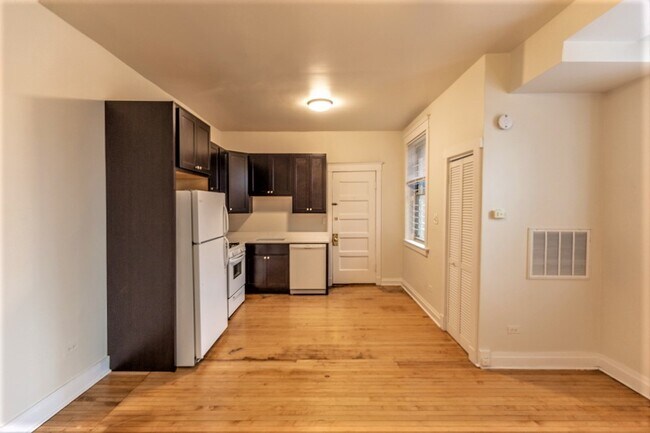 Building Photo - 3800 N Wilton Ave
