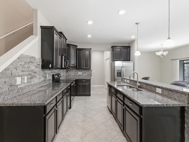 Foto del edificio - Stunning 3 BR + LOFT/2.5 BA /2-Car Garage townhome in the highly desirable GATED community of Hid...