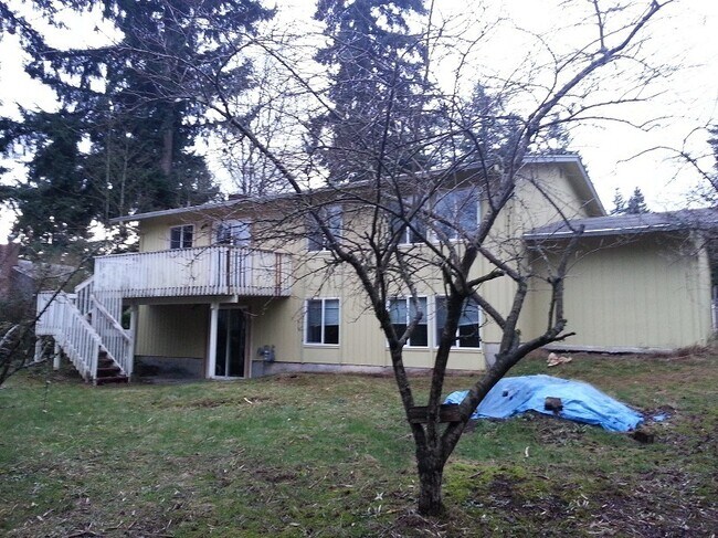 Foto del edificio - Ideal Split-Level Lake Hills Home