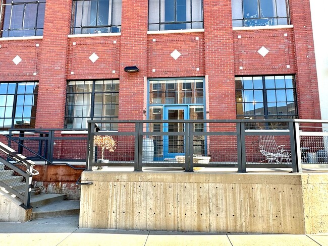 Building Photo - Charming Loft with Private Entrance & Pati...