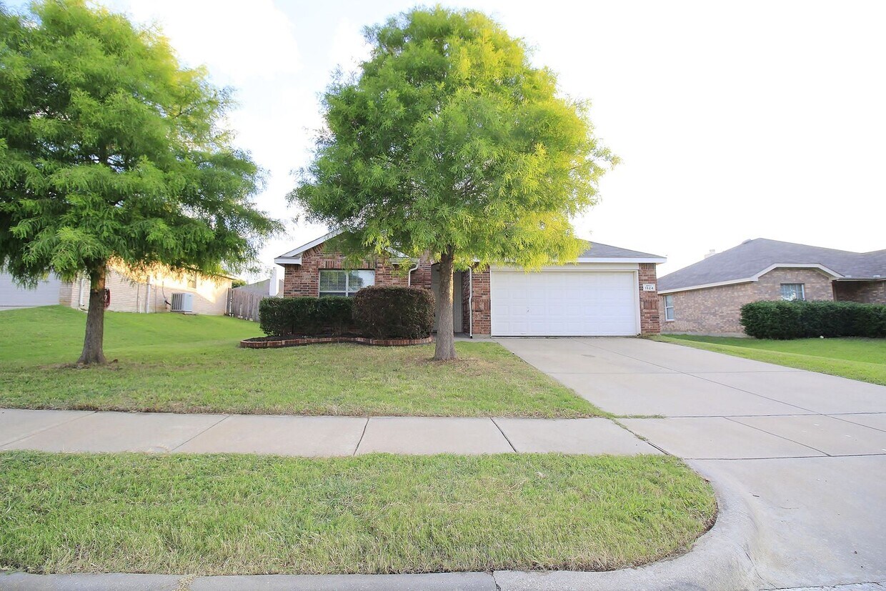 Primary Photo - Charming 3/2/2 in Denton For Rent!