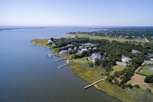 Building Photo - 12 Apaucuck Cove Ln