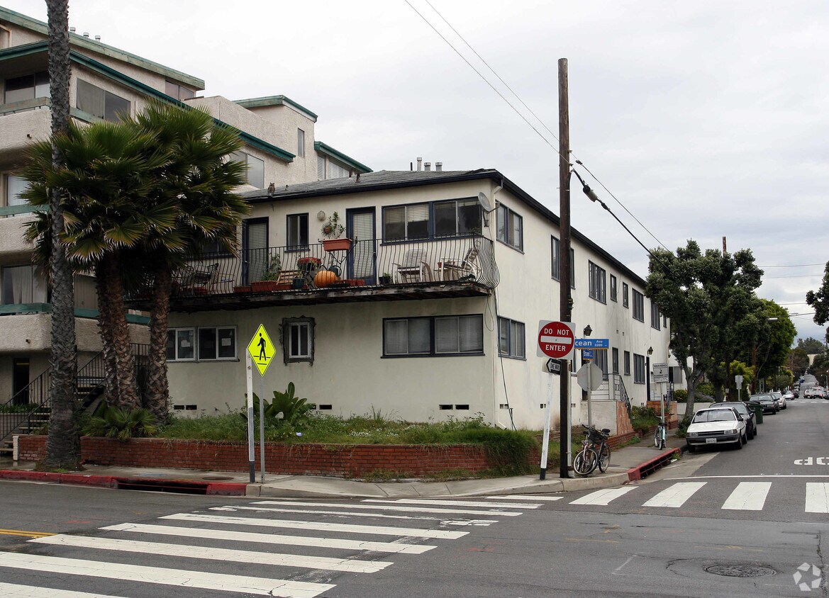 Building Photo - 101-103 Strand St