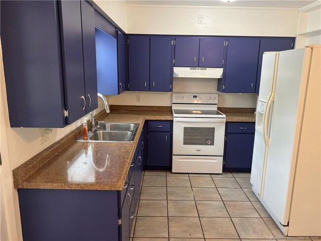 Building Photo - 2172 NE Pelican Terrace