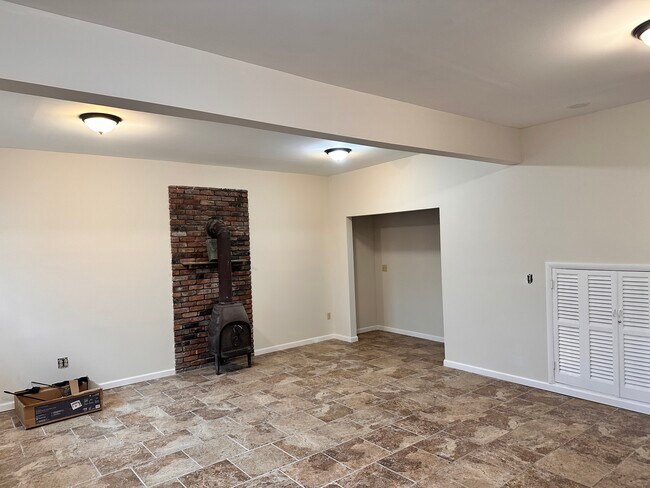 Building Photo - 15 Cottage Rd