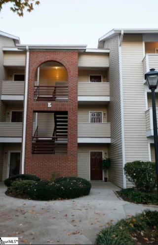 Building Photo - 2 bedroom 2 bathroom condo near Furman
