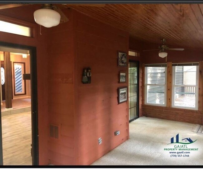 Foto del edificio - Spacious home in Stone Mountain with sunroom