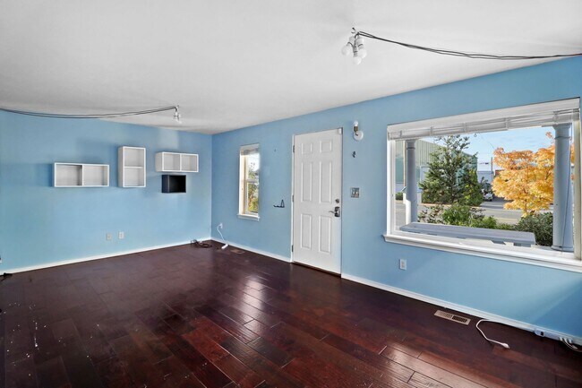 Building Photo - 2 Bed 1 Bath - Charming Home - Anacortes