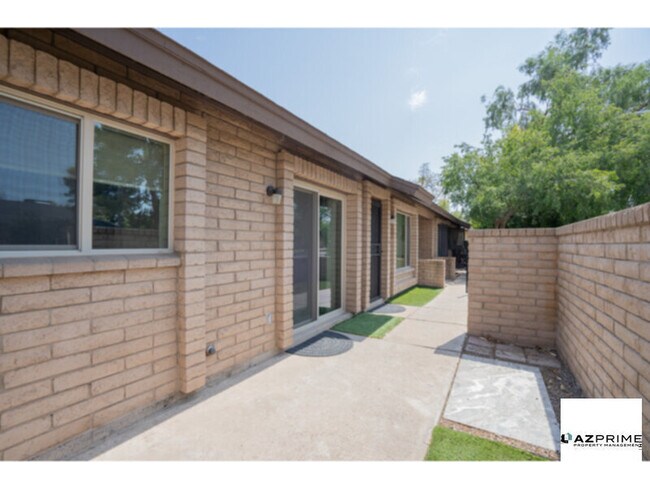 Building Photo - This lovely 3/2 Tempe Condo Unit Offers a ...