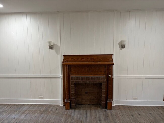 Foto del edificio - Charming 3 Story Brick Townhome Now Available