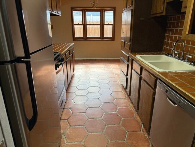 Building Photo - Nice 4 br, 1.75 ba, 2 living areas, 2 car ...