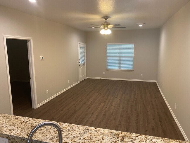Foto del edificio - 700 Pecan Ct