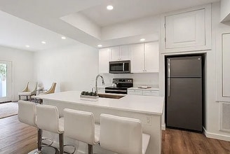 Building Photo - 2100 St Thomas St