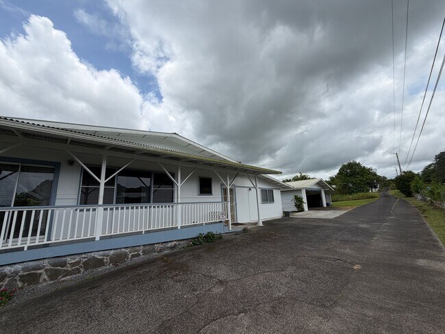 Foto del edificio - 3 BDRM/1 BATH with Ohana Unit