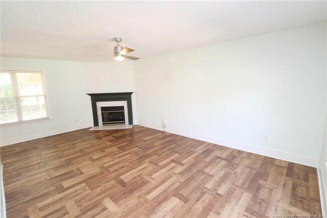 Foto del edificio - 1727 Crag Burn Ln