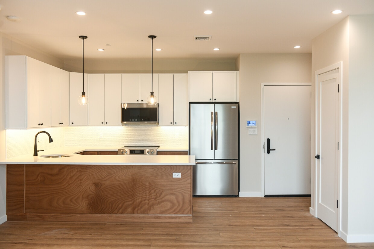 Kitchen, entrance door, coat closet - 135 E Park Ave