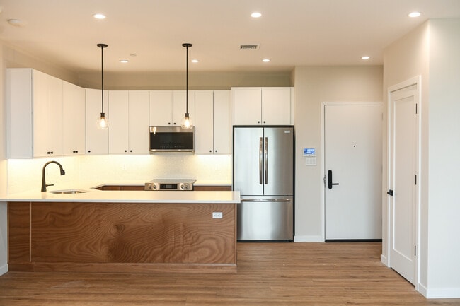 Kitchen, entrance door, coat closet - 135 E Park Ave