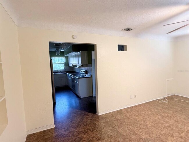 Foto del edificio - 5541 Lown St N